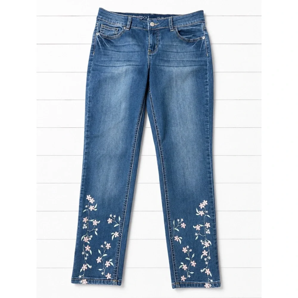 Westport Signature Fit Floral Embroidered Straight Leg Jeans Medium Wash Size 4
